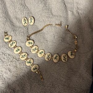 Elegant Floral Jewelry Set in Gold and Cream